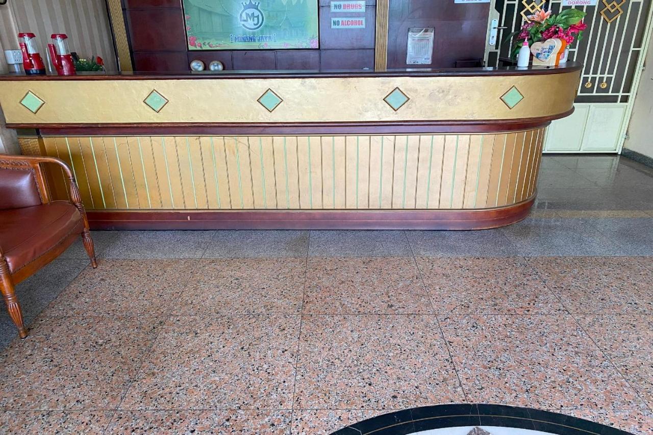 Oyo 92702 Minang Jaya Hotel Nagoya Bagian luar foto